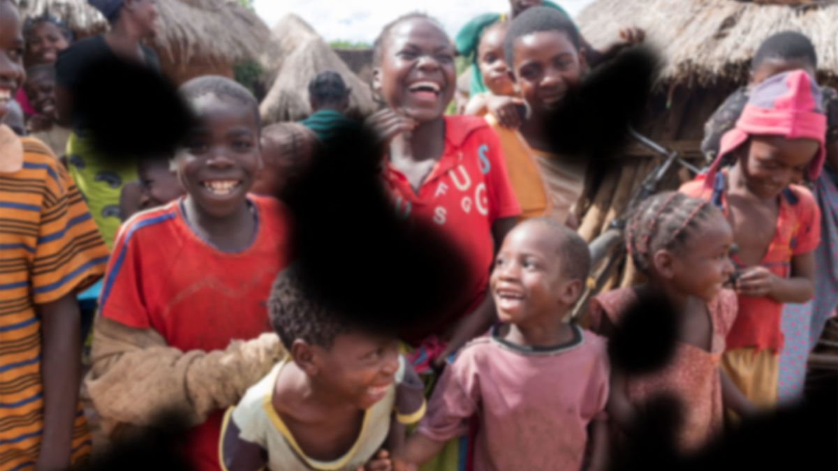 Lächelnde Kinder. Das Bild simuliert diabetische Retinopathie