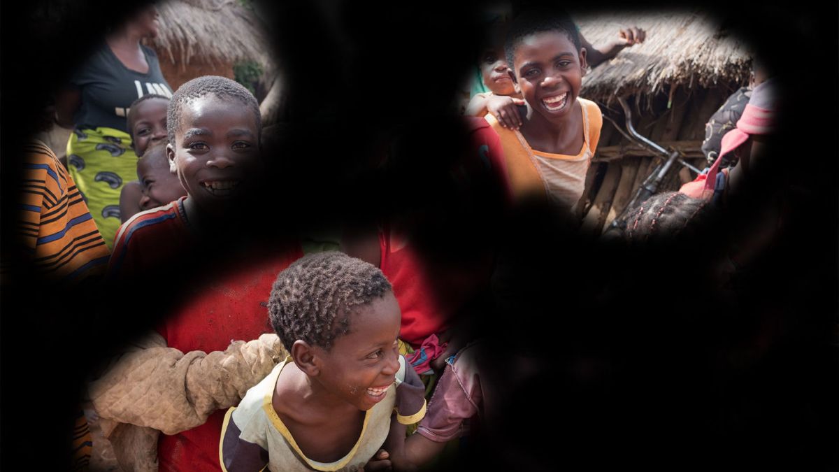 Lächelnde Kinder. Das Bild simuliert Grünen Star