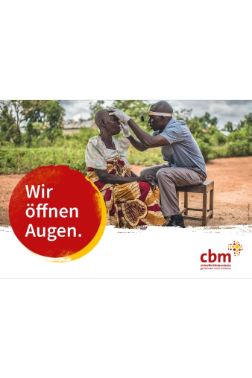 Ein Mann untersucht die Augen einer Frau, Schriftzug "Wir öffnen Augen"