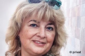 Frau mit Sonnenbrille im Haar.