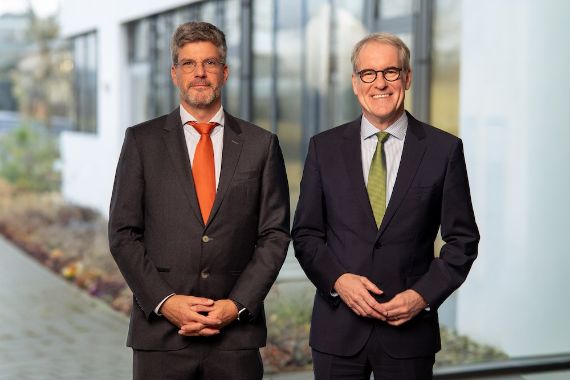 Zwei Männer im Anzug