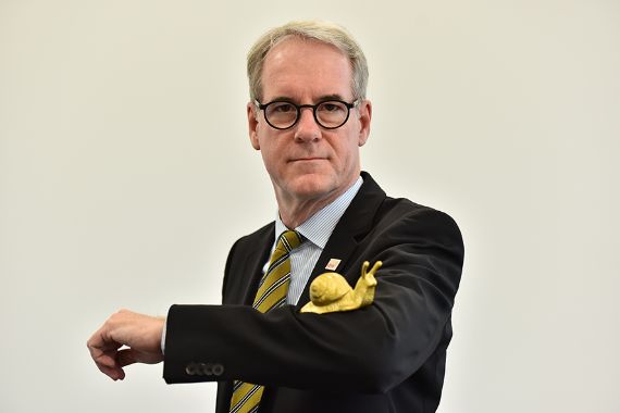 Rainer Brockhaus, der CBM-Vorstand hält eine goldene Schnecke auf dem Arm.