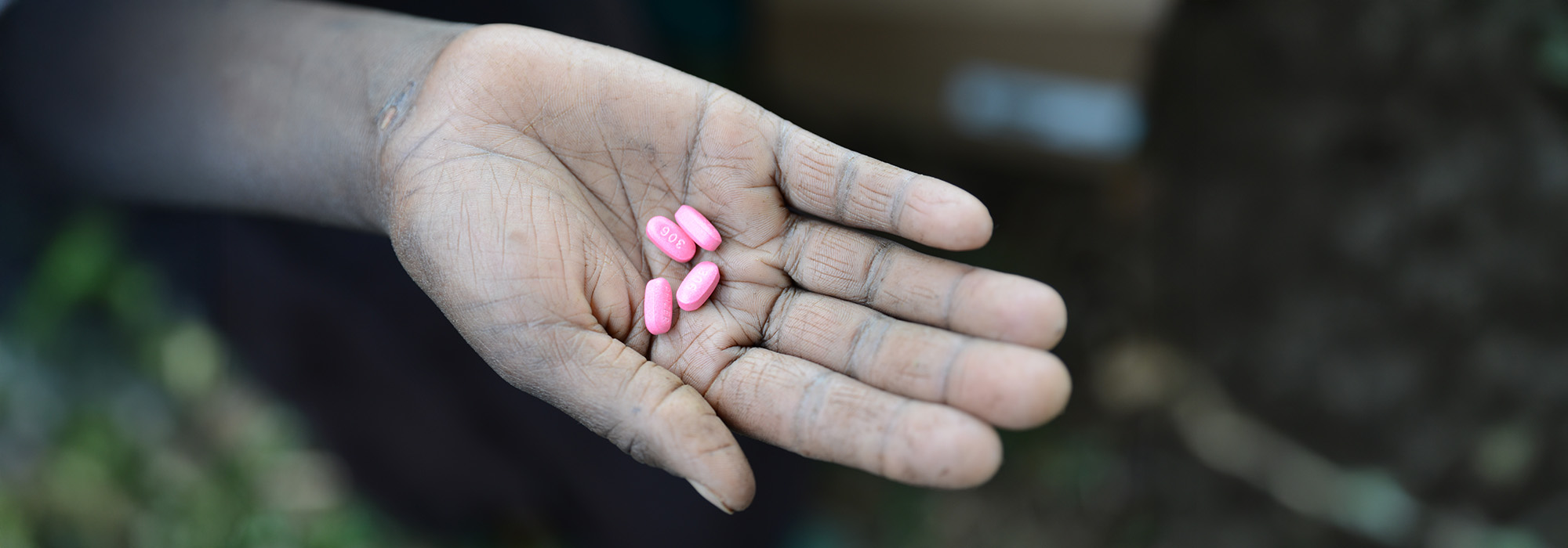 Eine Frau im weißen Kittel untersucht das Auge einer anderen Frau.